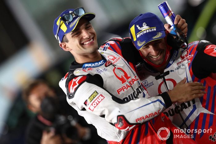 Tercer lugar Jorge Martín, Pramac Racing, y el segundo lugar Johann Zarco, Pramac Racing