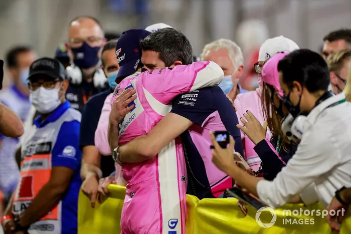 El ganador de la carrera Sergio Pérez, Racing Point celebra en parc ferme con el equipo