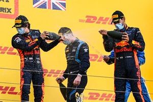 Yuki Tsunoda, Carlin, 2nd position, Dan Ticktum, Dams, 3rd position, and Jehan Daruvala, Carlin, 1st position, spray champagne on the podium