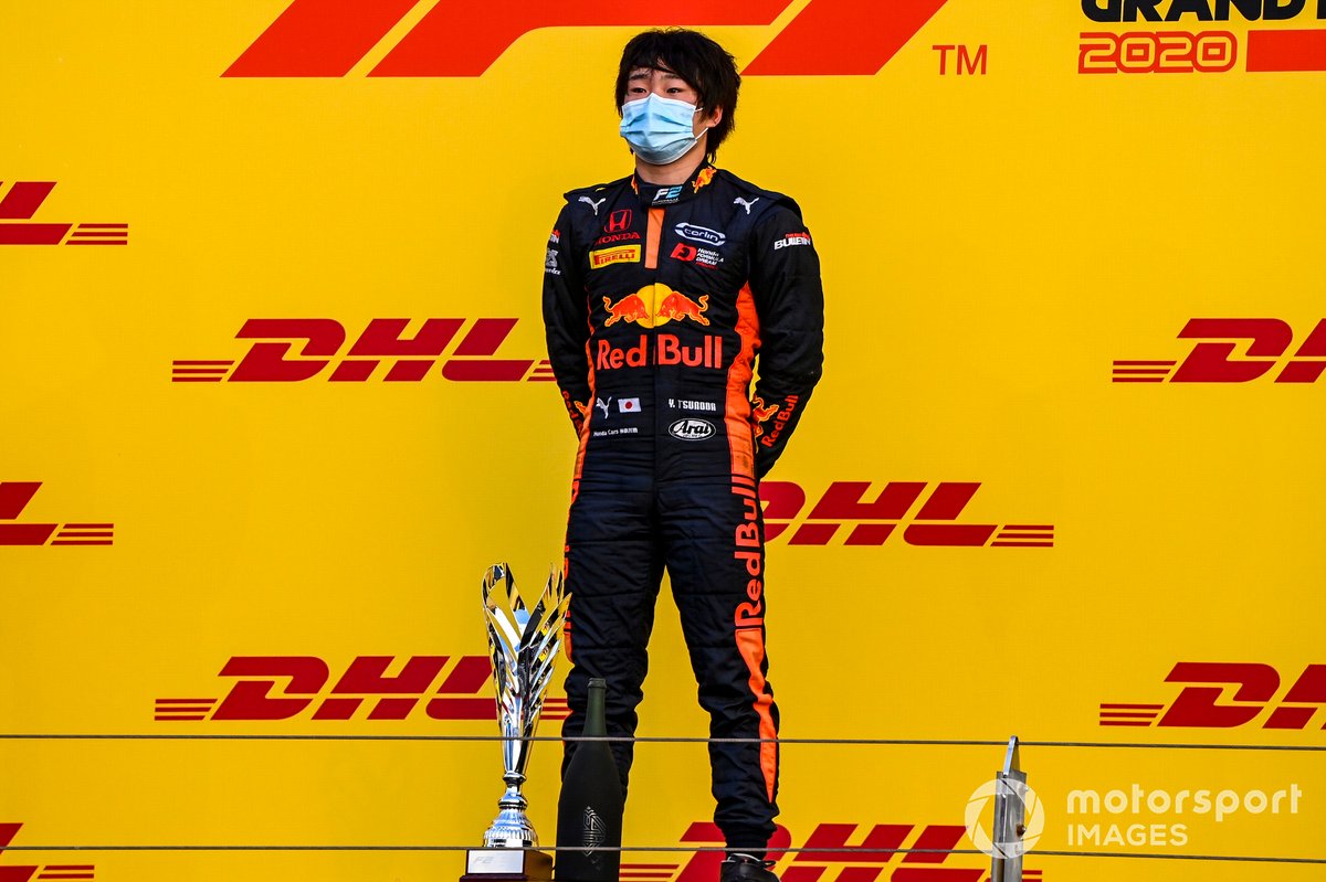 Yuki Tsunoda, Carlin, primo classificato, sul podio