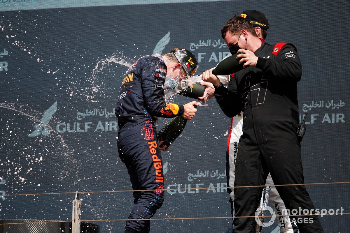 Podio: ganador Liam Lawson, Hitech Grand Prix con un representante de Hitech Grand Prix