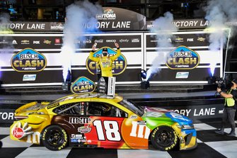 Race winner Kyle Busch, Joe Gibbs Racing Toyota
