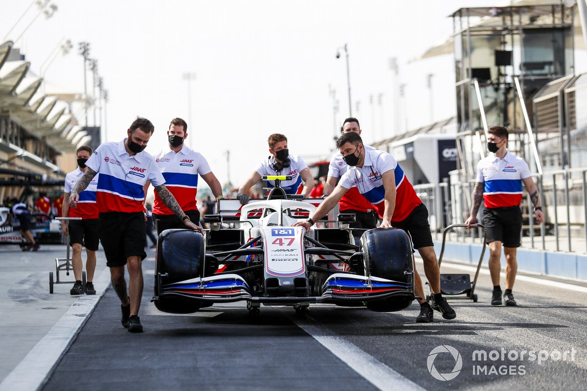 Mecánicos con el coche de Mick Schumacher, Haas VF-21