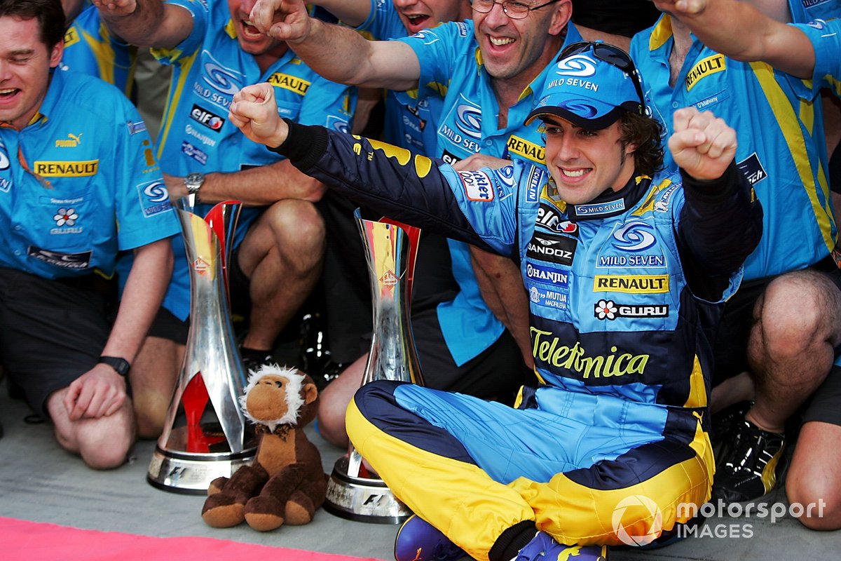 Fernando Alonso, Renault, celebra el triunfo con el equipo