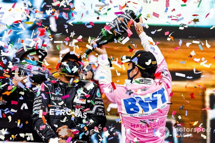 Podio: ganador y campeón del mundo Lewis Hamilton, Mercedes-AMG F1, segundo lugar Sergio Pérez, Racing Point