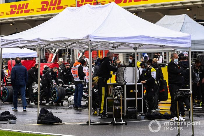 Mecánicos e ingenieros en la parrilla