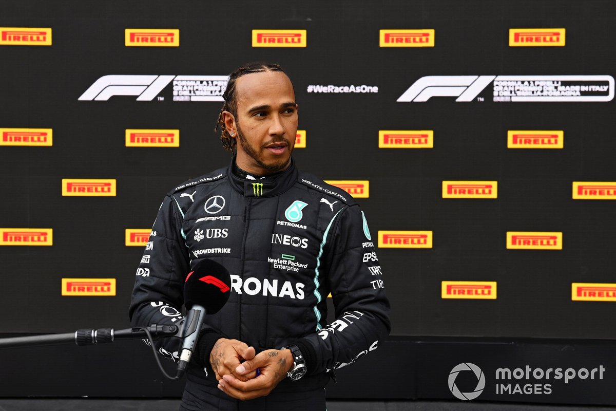 Lewis Hamilton, de Mercedes, habla con la prensa en el Parc Ferme