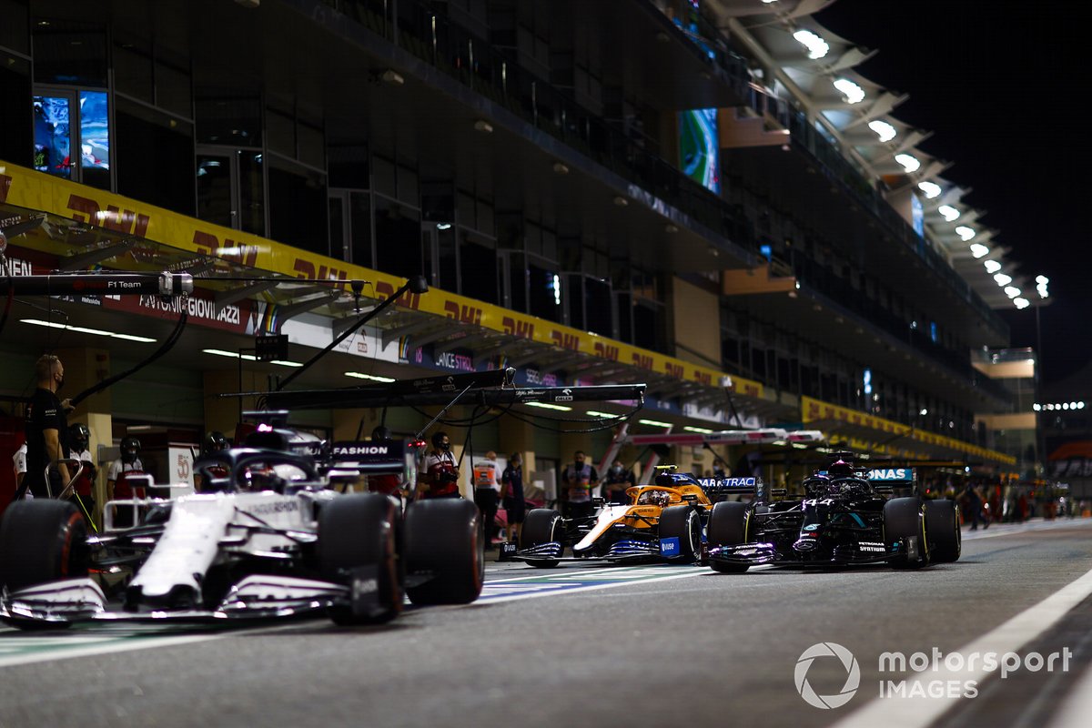 Daniil Kvyat, AlphaTauri AT01, Lewis Hamilton, Mercedes F1 W11,ai box