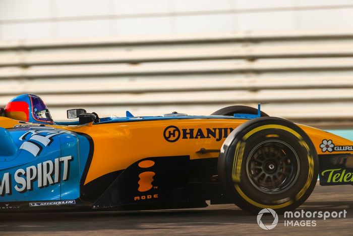 Fernando Alonso pilota el Renault R25 con el que ganó el mundial de F1 en 2005