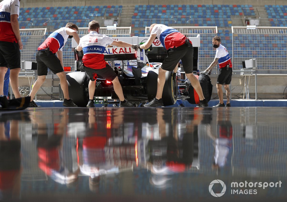 Haas F1 team engineers in the garage Mick Schumacher, Haas VF-21