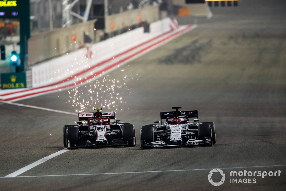 Percikan api dari mobil Antonio Giovinazzi, Alfa Romeo Racing C39, dan Daniil Kvyat, AlphaTauri AT01