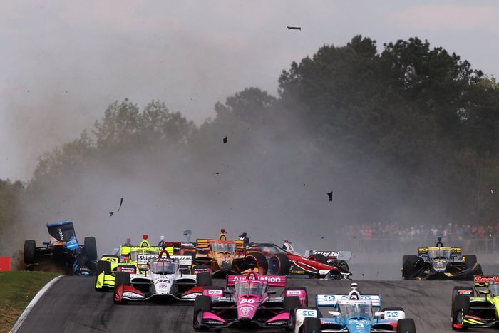 Choque en la salida de Felix Rosenqvist, Arrow McLaren SP Chevrolet, Ryan Hunter-Reay, Andretti Autosport Honda , Rinus VeeKay, Ed Carpenter Racing Chevrolet