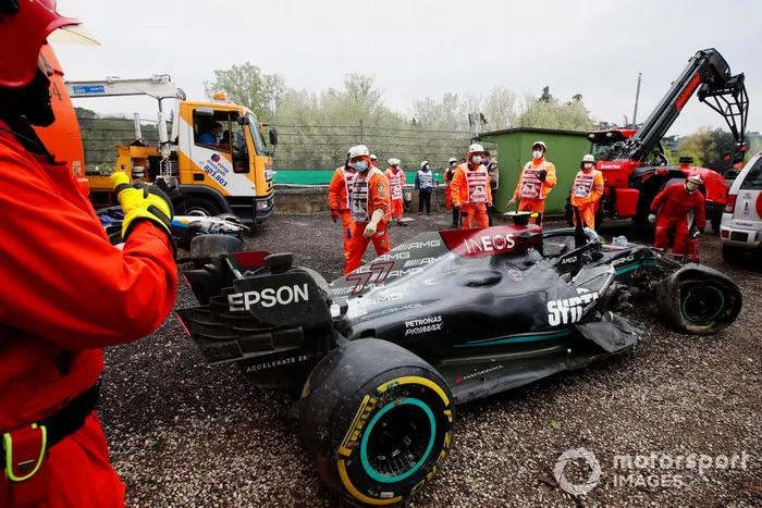 Monoplaza dañado de Valtteri Bottas, Mercedes W12 después del choque  
