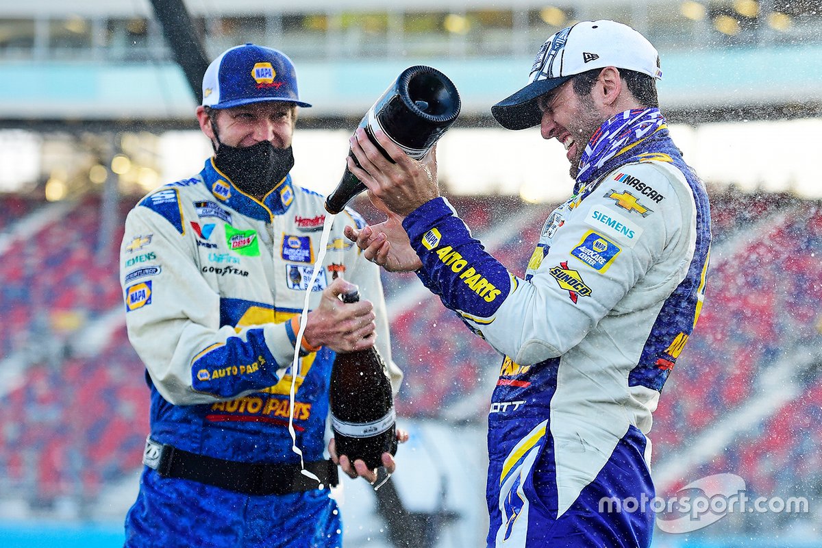 Campeón Chase Elliott, Hendrick Motorsports, Chevrolet Camaro y el jefe dll equipo Alan Gustafson