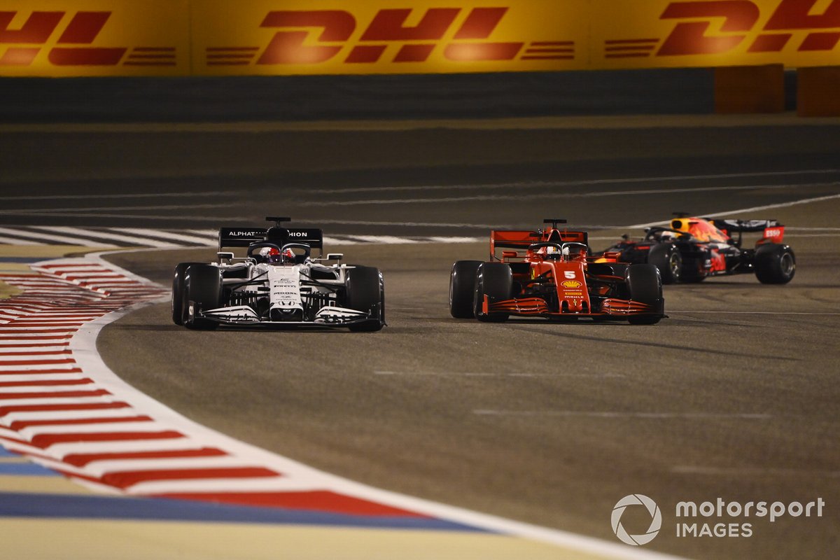 Daniil Kvyat, AlphaTauri AT01, Sebastian Vettel, Ferrari SF1000, e Max Verstappen, Red Bull Racing RB16