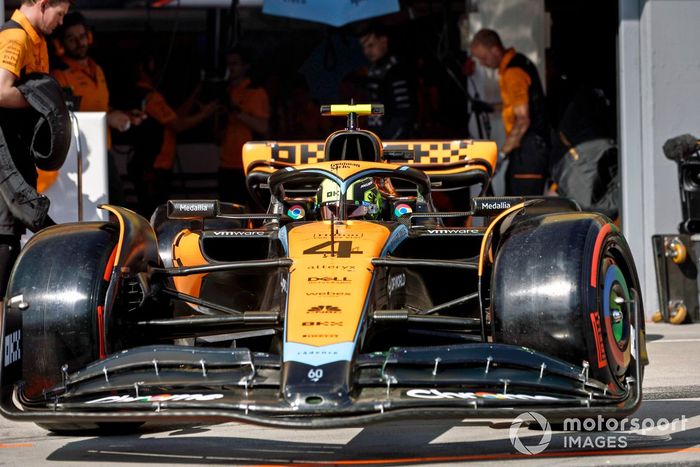 Lando Norris, McLaren MCL60, sale del garaje
