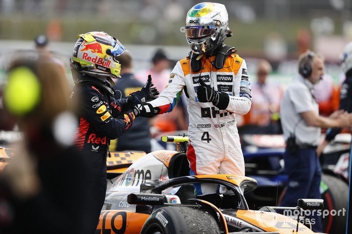 Sergio Pérez, Red Bull Racing, felicita a Lando Norris, McLaren, 2ª posición, en Parc Ferme