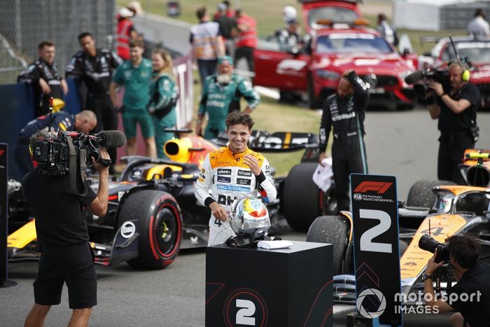 Lando Norris, McLaren, 2ª posición, celebra en Parc Ferme