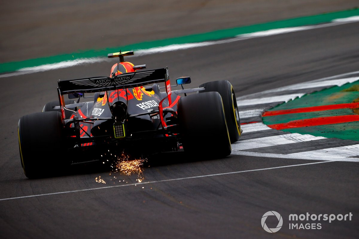 Alex Albon, Red Bull Racing RB16 sacando chispas