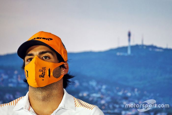 Carlos Sainz Jr., McLaren en la conferencia de prensa