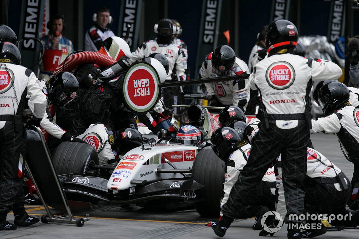 Takuma Sato, BAR Honda 007 makes a pitstop