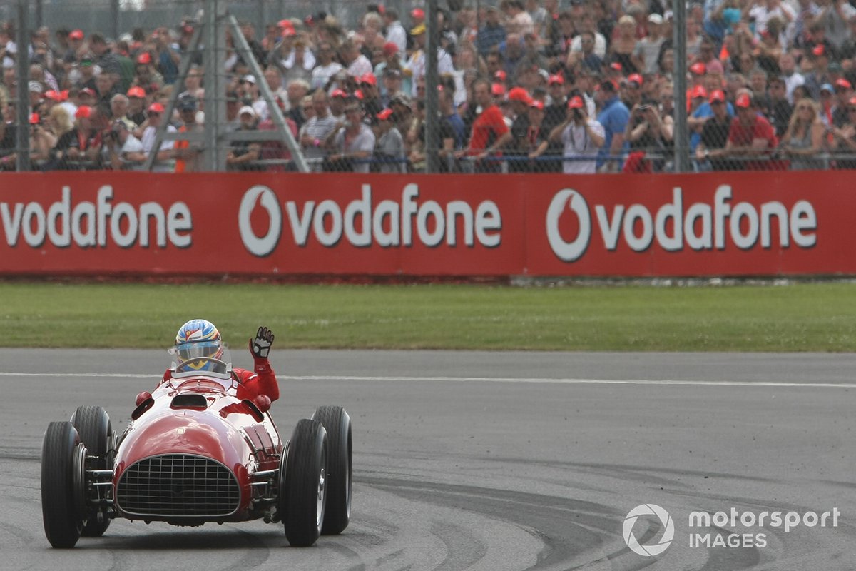 Fernando Alonso conduce el Ferrari 375