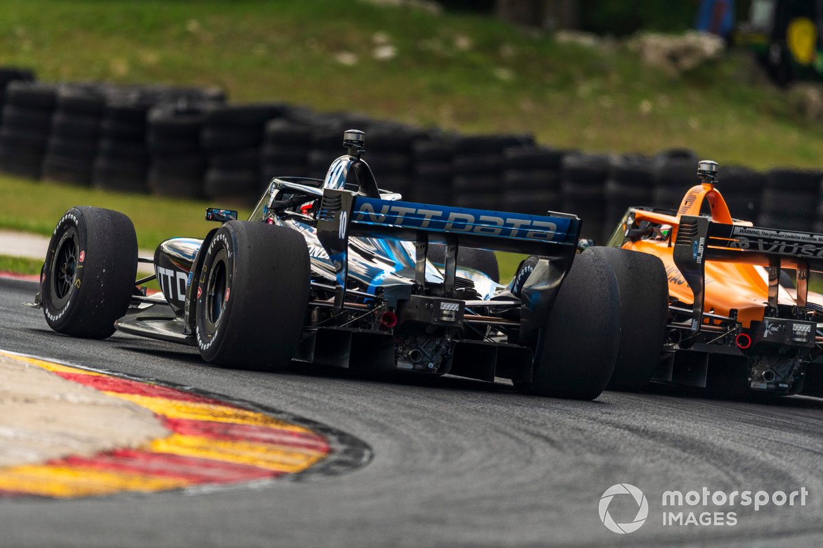 Batalla de Felix Rosenqvist, Chip Ganassi Racing Honda, Patricio O'Ward, Arrow McLaren SP Chevrolet