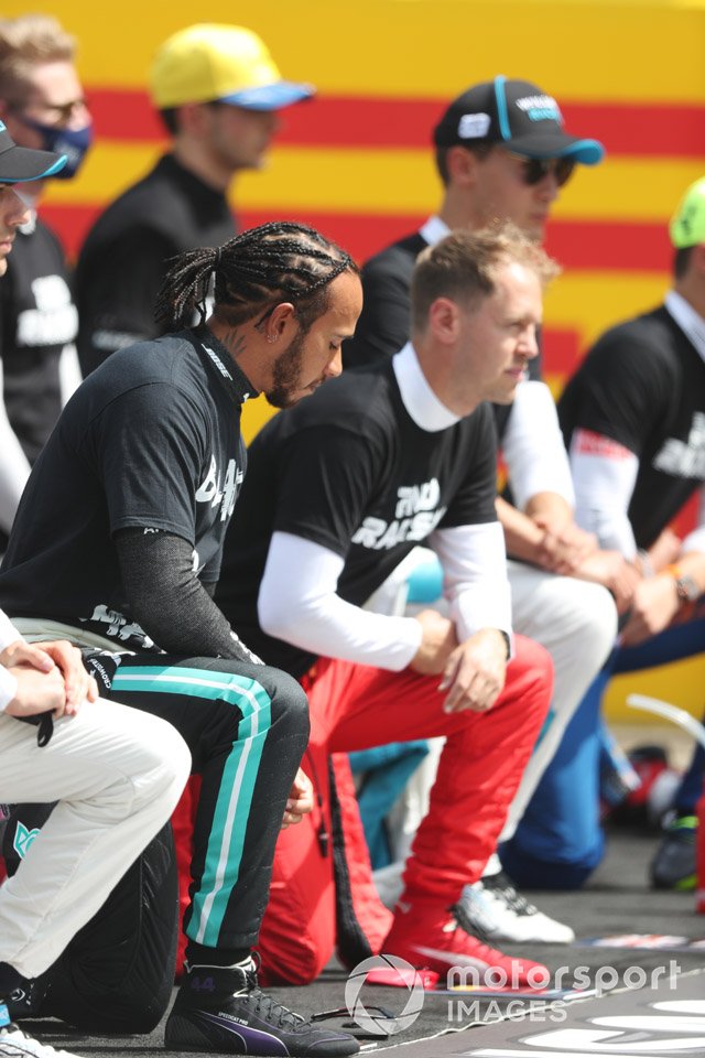 Los pilotos, incluyendo a Lewis Hamilton, Mercedes-AMG F1, se paran y se arrodillan para apoyar la campaña "End Racism" antes del inicio de la carrera