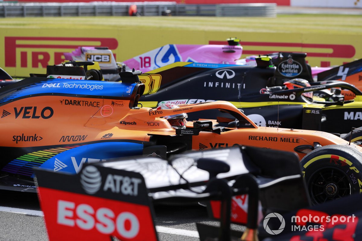Carlos Sainz Jr., McLaren MCL35, Esteban Ocon, Renault F1 Team R.S.20, e Lance Stroll, Racing Point RP20, arriva nel Parc Ferme