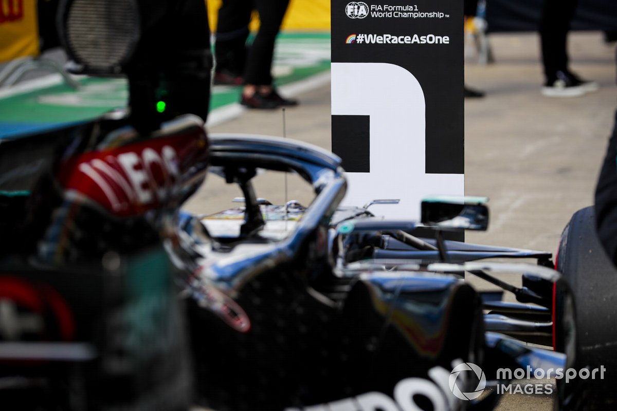 La macchina in pole position Lewis Hamilton, Mercedes F1 W11 nel Parc Ferme