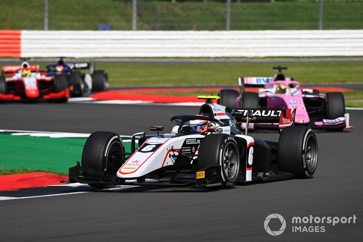 Christian Lundgaard, ART Grand Prix, precede Artem Markelov, BWT HWA Racelab