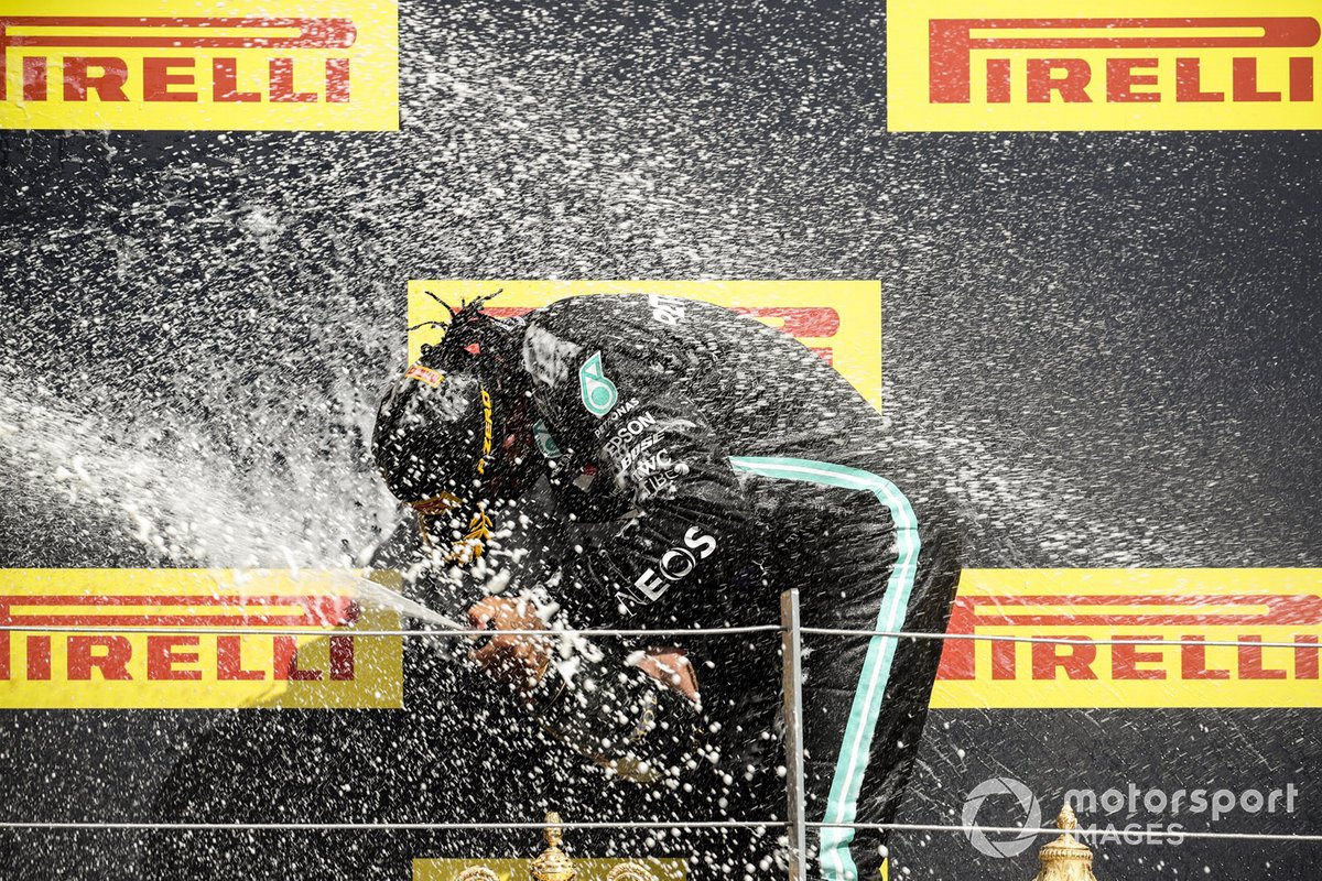 Lewis Hamilton, Mercedes-AMG F1, primo posto, festeggia sul podio con lo champagne