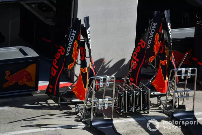 La carrocería en el pit lane fuera del garaje del Red Bull Honda