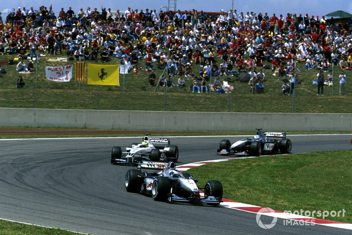 Mika Häkkinen, Mclarens MP4-15 leads Ralf Schumacher, Williams FW22