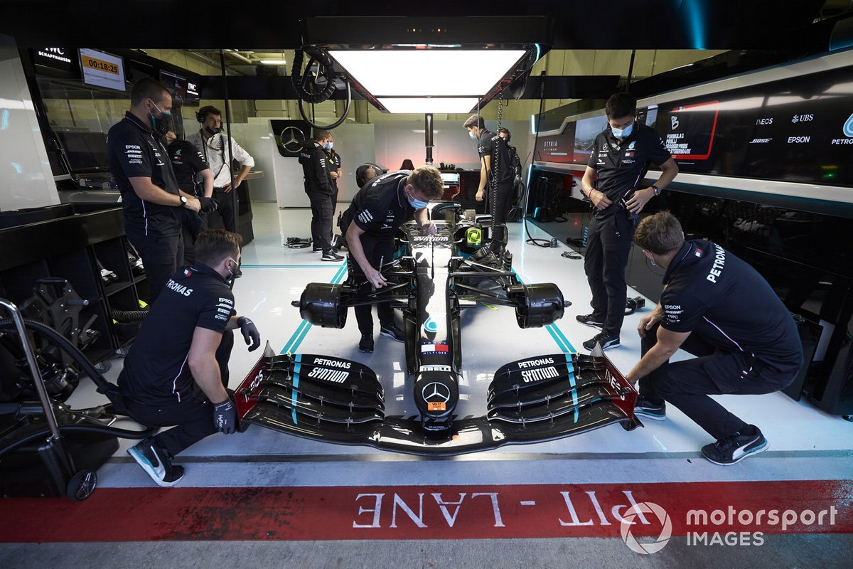 Car of Valtteri Bottas, Mercedes F1 W11 EQ Performance nel garage