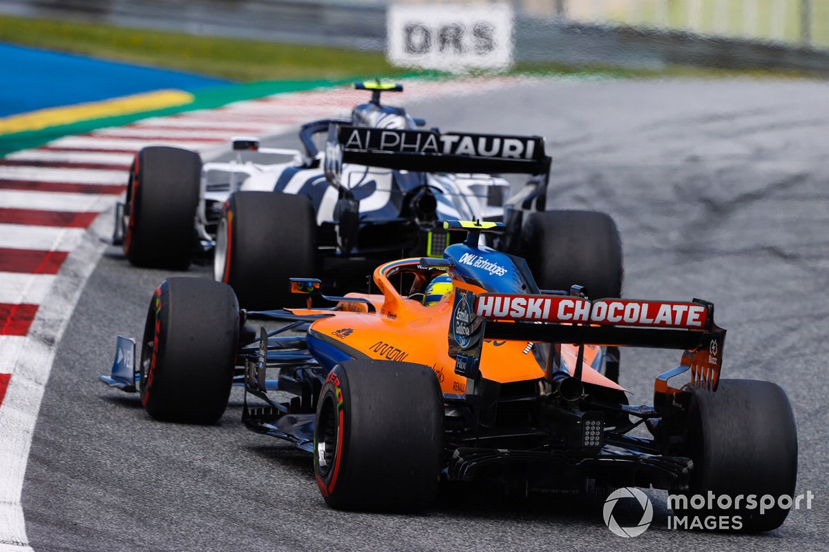 Pierre Gasly, AlphaTauri AT01, precede Lando Norris, McLaren MCL35