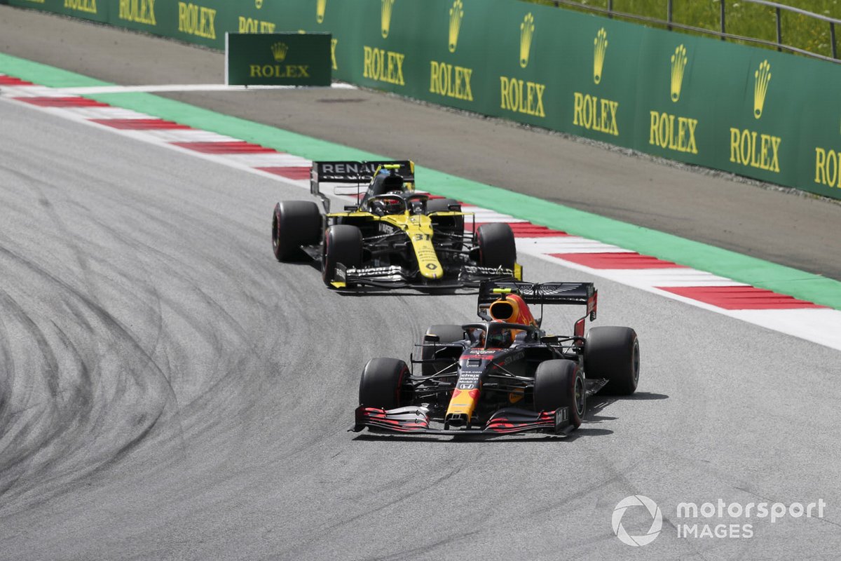 Alex Albon, Red Bull Racing RB16, Esteban Ocon, Renault F1 Team R.S.20, Daniel Ricciardo, Renault F1 Team R.S.20