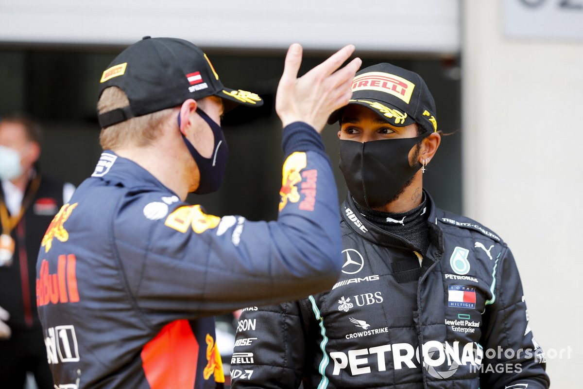 Max Verstappen, Red Bull Racing e il vincitore della gara Lewis Hamilton, Mercedes-AMG Petronas F1 festeggiano nel Parc Ferme
