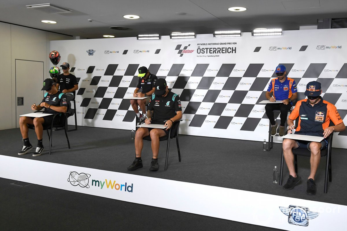 Johann Zarco, Avintia Racing, Franco Morbidelli, Petronas Yamaha SRT, Valentino Rossi, Yamaha Factory Racing, Fabio Quartararo, Petronas Yamaha SRT, Miguel Oliveira, Red Bull KTM Tech 3, Brad Binder, Red Bull KTM Factory Racing, con el dibujo del circuito que hicieron con los ojos vendados