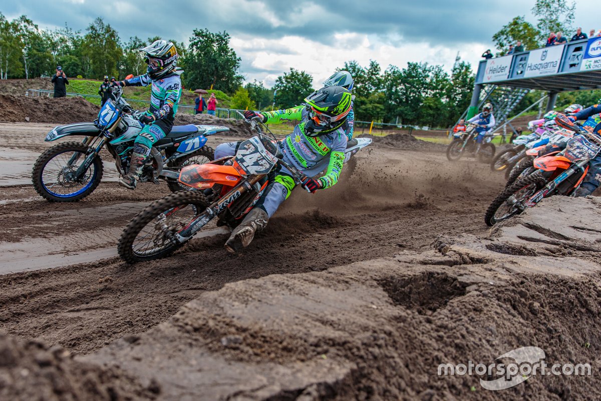 Nikita Kucherov voert het veld aan bij de start van de 125cc.