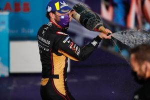 Ganador de la carrera Jean-Eric Vergne, DS Techeetah celebra con el equipo