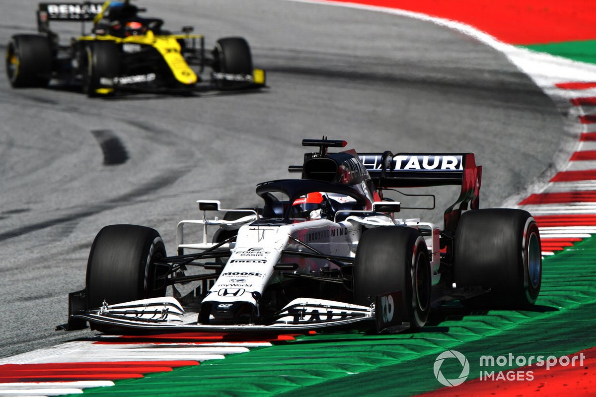 Daniil Kvyat, AlphaTauri AT01, leads Esteban Ocon, Renault F1 Team R.S.20