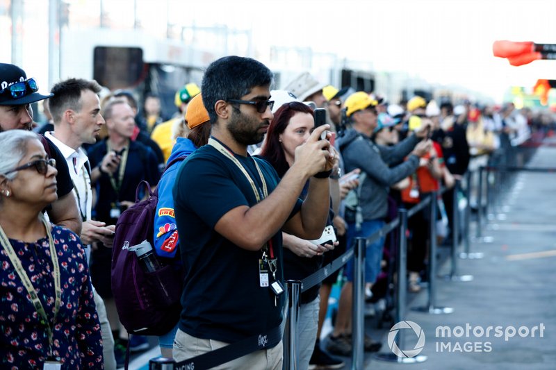 I tifosi della F1 camminano in Pit Lane