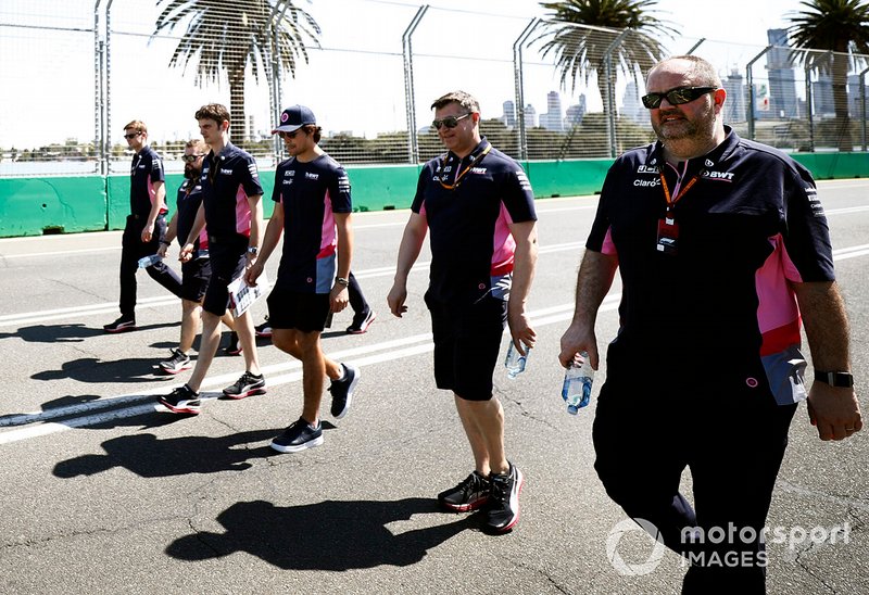 Lance Stroll, Racing Point e i membri del team camminano sul tracciato