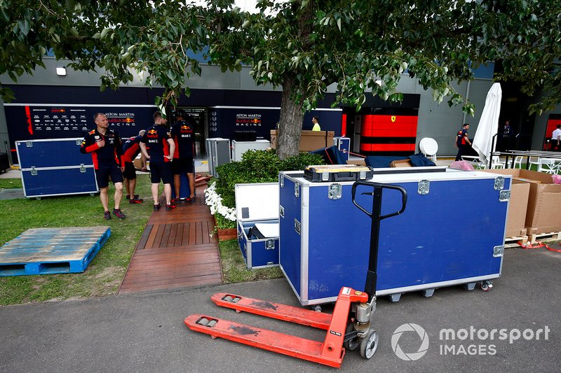 Сотрудники команды Red Bull собирают оборудование для отъезда с трассы в Мельбурне