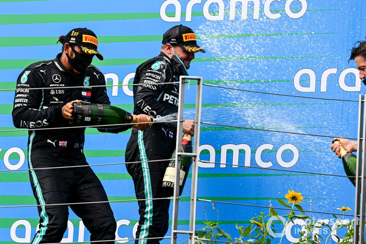 Race winner Lewis Hamilton, Mercedes-AMG Petronas F1, Valtteri Bottas, Mercedes-AMG Petronas F1 and Peter Bonnington, Race Engineer, Mercedes AMG celebrate on the podium