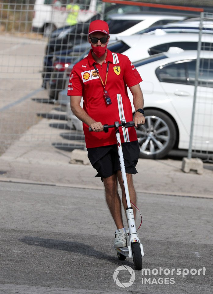 Sebastian Vettel, Ferrari su un monopattino elettrico