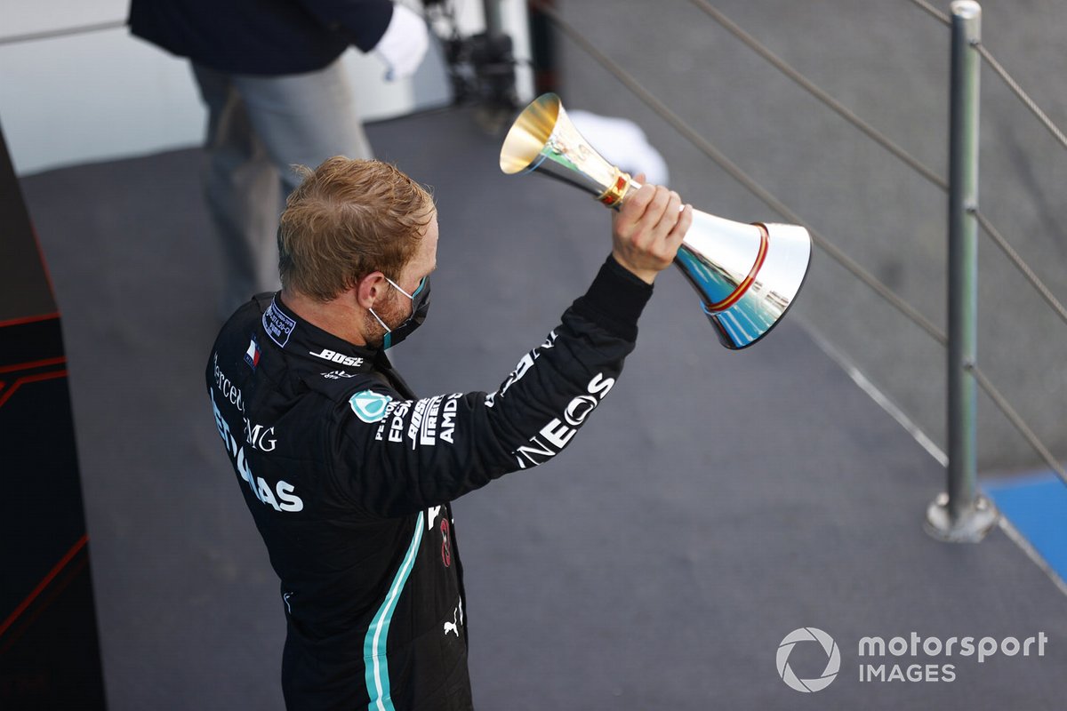 Valtteri Bottas, Mercedes-AMG Petronas F1, alza il suo trofeo sul podio