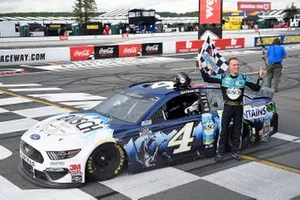 Race Winner Kevin Harvick, Stewart-Haas Racing, Ford Mustang