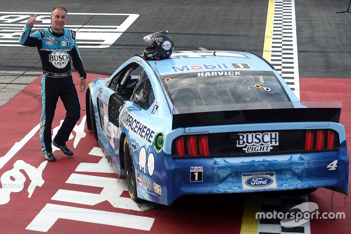 Le vainqueur Kevin Harvick, Stewart-Haas Racing, Ford Mustang